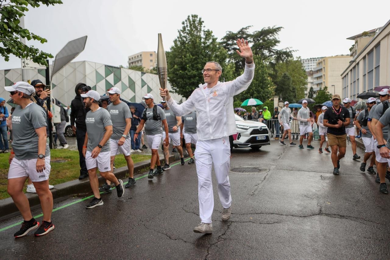 La flamme olympique portée par Denis Argaud