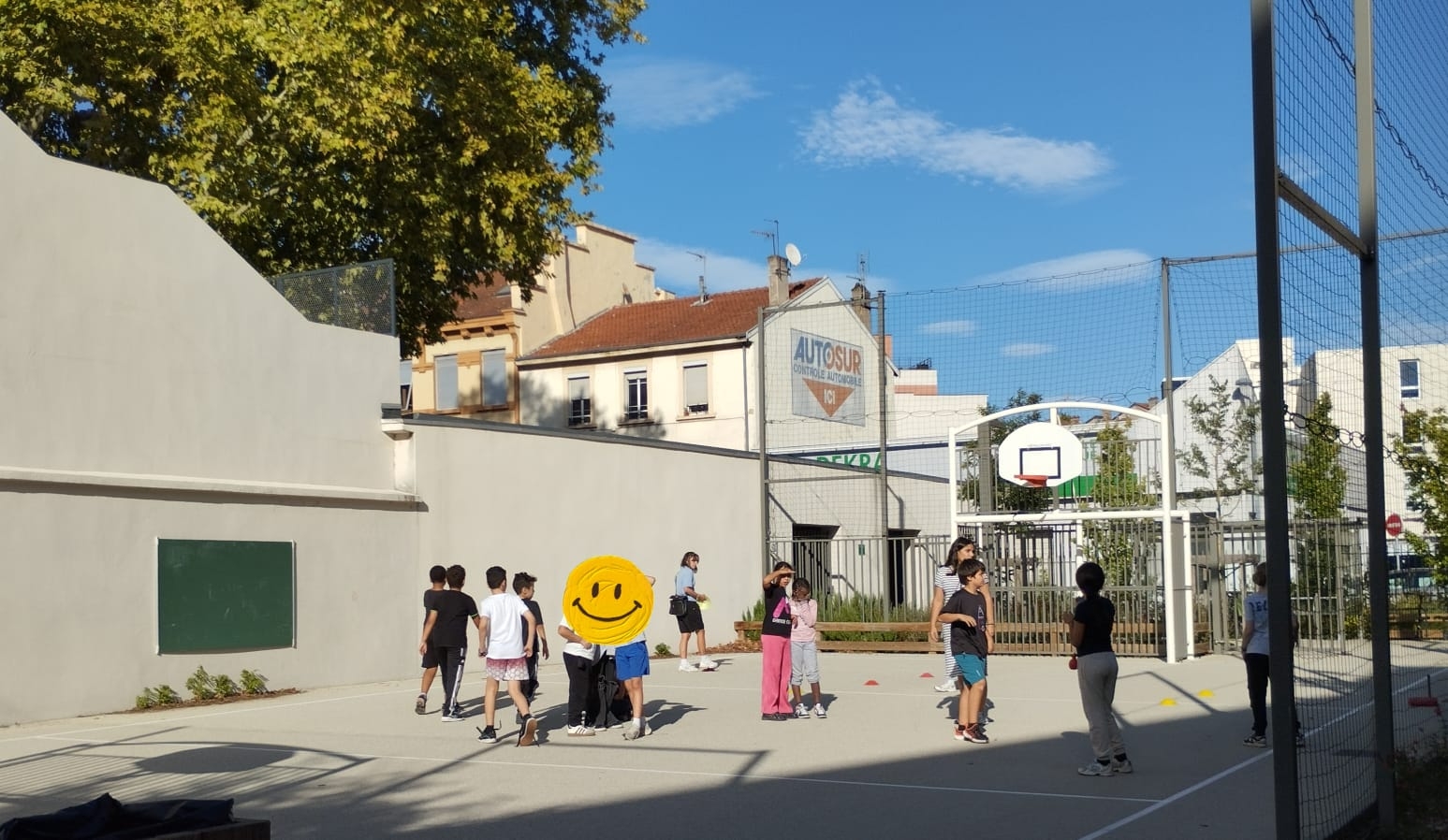 Un terrain sportif porte le nom de Nicole crétin